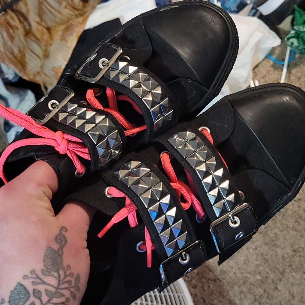 Size 10 in women and 8 in men's Demonia sneakers